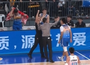 爱游戏官方-篮球赛场上双方球员发生冲突，差点爆发打斗