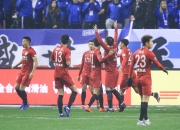 爱游戏tv-上港中场精妙调度，用速度和技术打破僵局