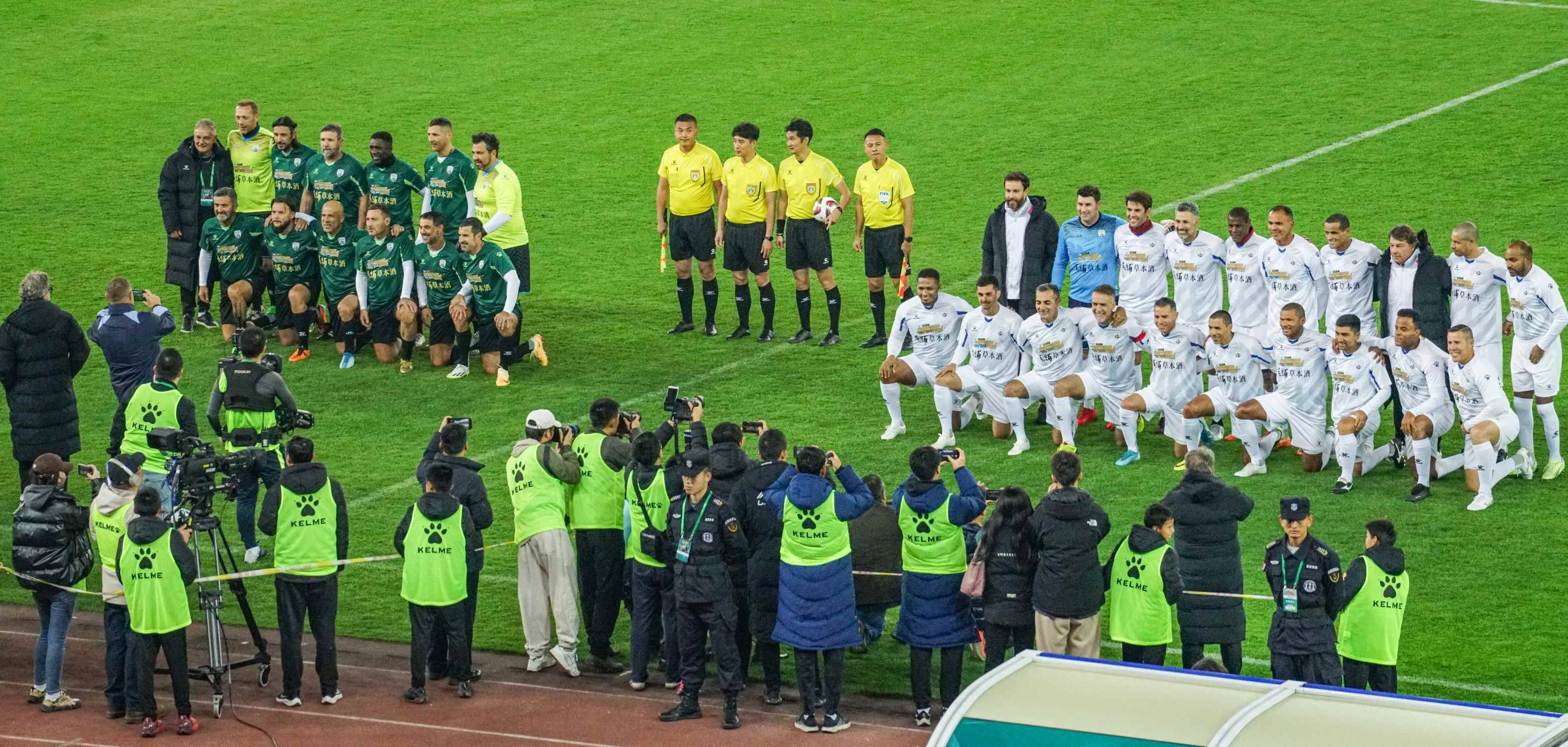 足球球迷为支持球队举行特别活动,聚集人气 足球球迷为支持球队举行特别活动,聚集人气