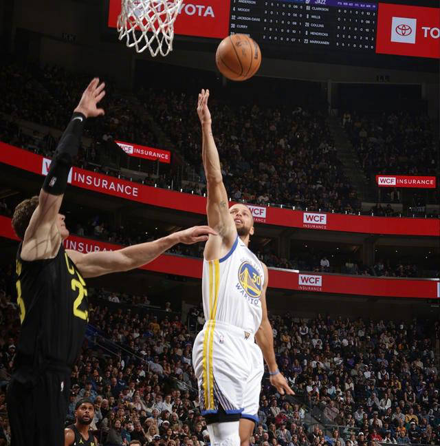 勇士主场大胜快船，库里重回状态霸气复苏