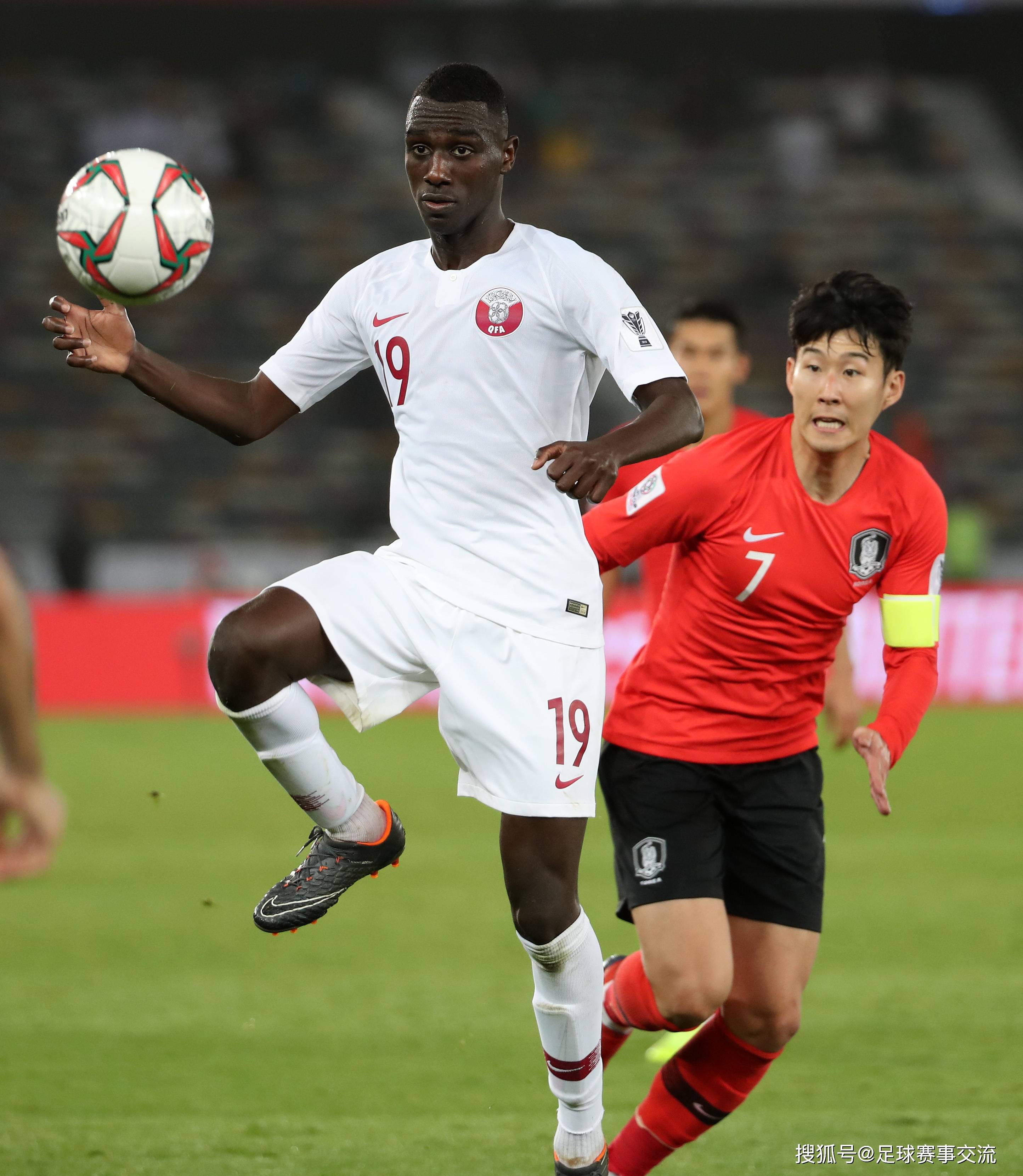 竞技大赛！球员表现出色引发球迷热议