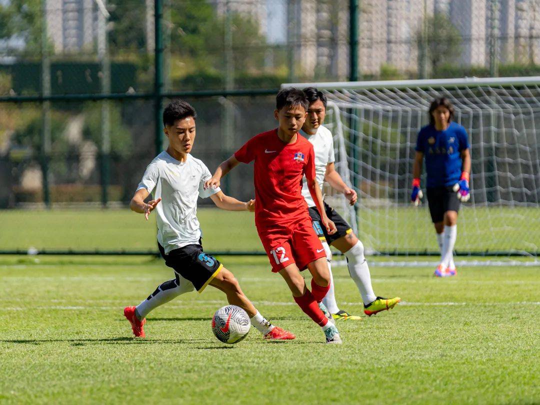 亚眠球员集体参观足球基地，团结士气高昂的简单介绍