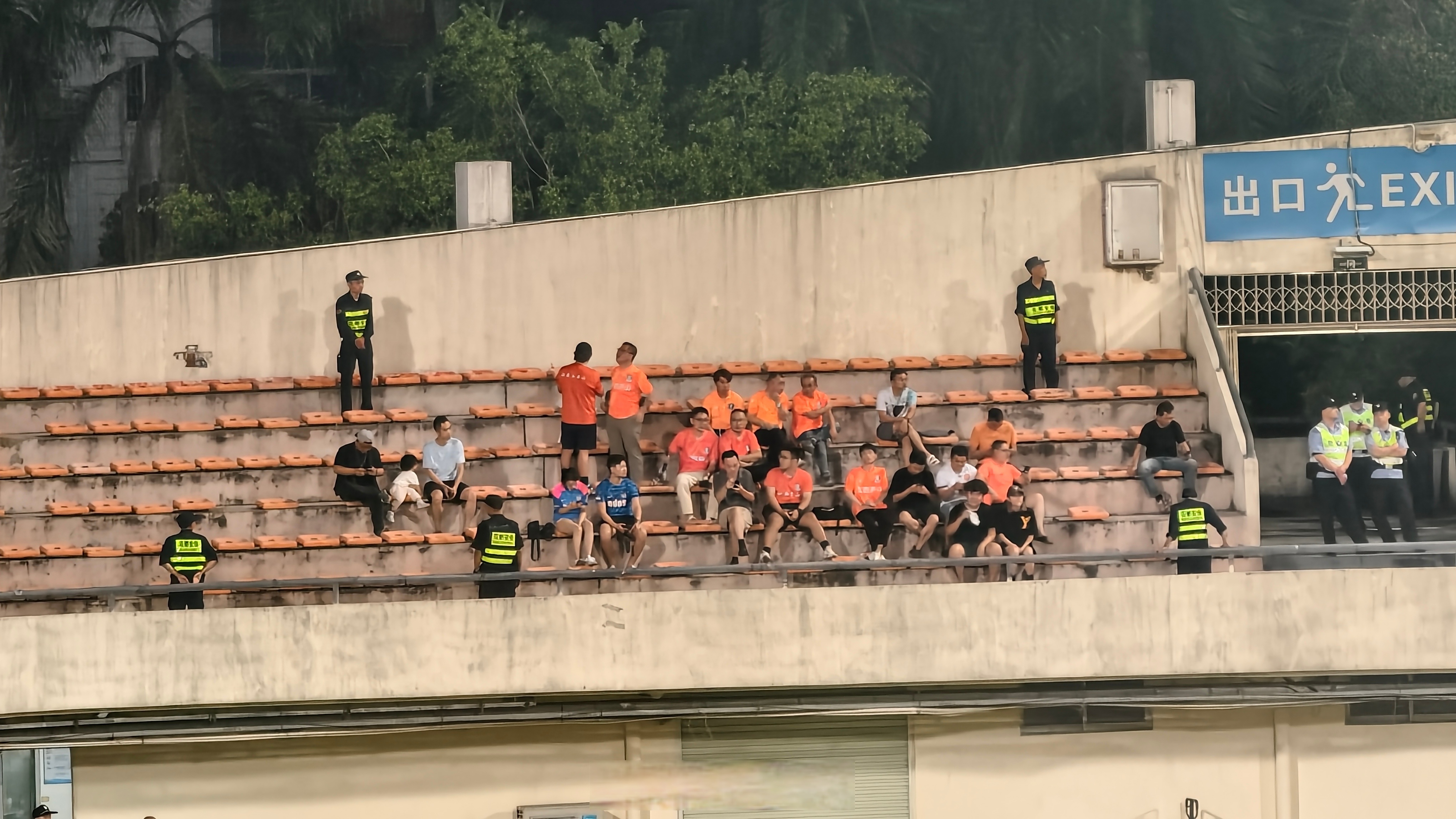 客场作战氛围热烈，球迷助威声不断的简单介绍