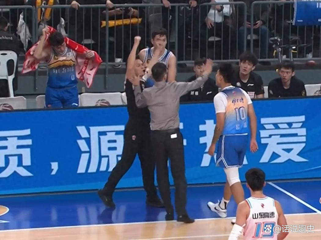 篮球赛场上双方球员发生冲突,差点爆发打斗 篮球赛场上双方球员发生冲突,差点爆发打斗