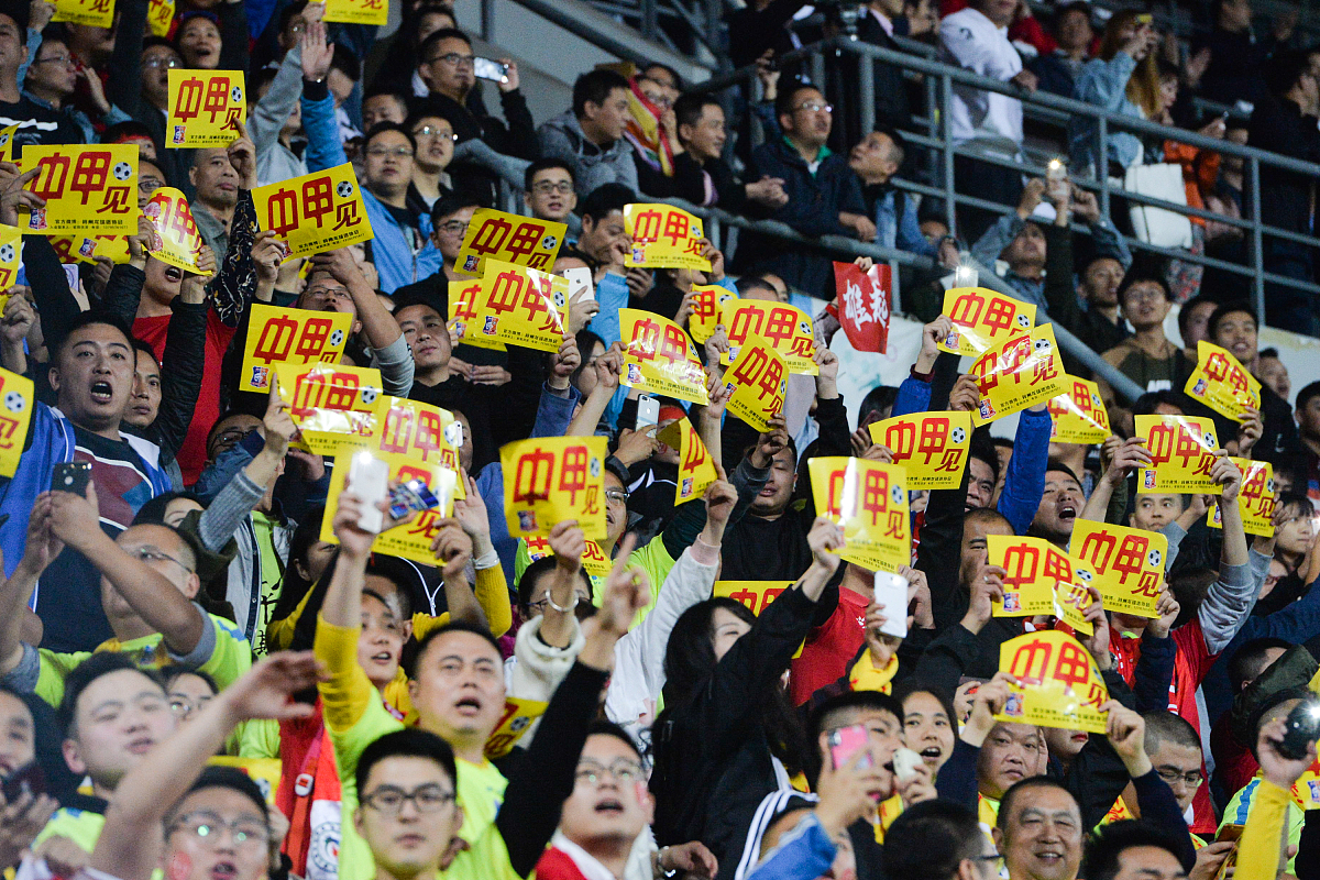 NBA总决赛竞逐胜利,球迷热情呐喊激情 NBA总决赛竞逐胜利,球迷热情呐喊激情