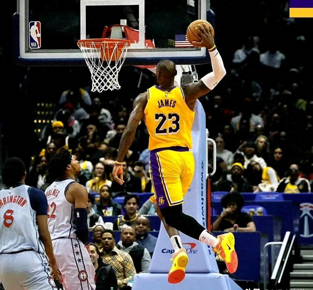 NBA总决赛竞逐胜利,球迷热情呐喊激情 NBA总决赛竞逐胜利,球迷热情呐喊激情