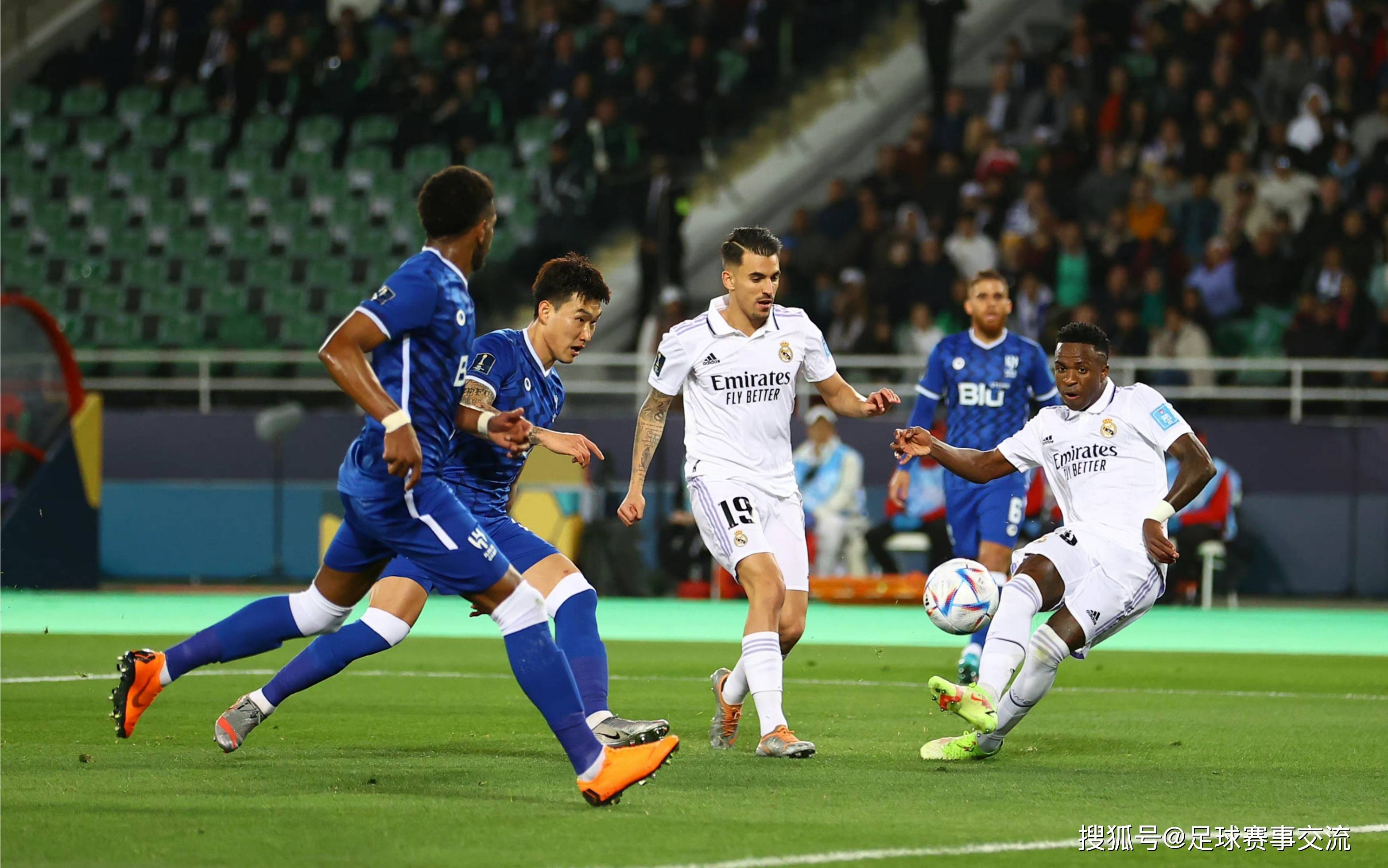 足球比赛现场发生激动人心一幕