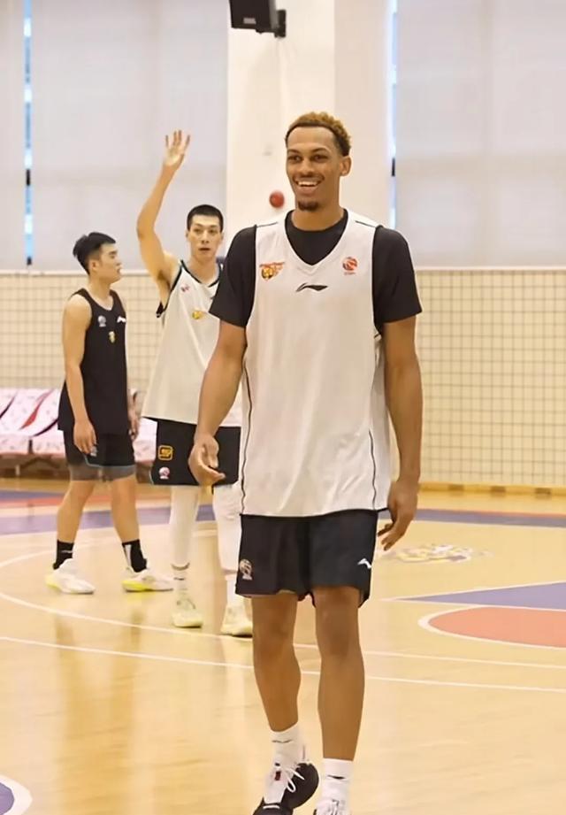 乌迪内斯主帅开会部署,球队备战关键比赛 乌迪内斯主帅开会部署,球队备战关键比赛