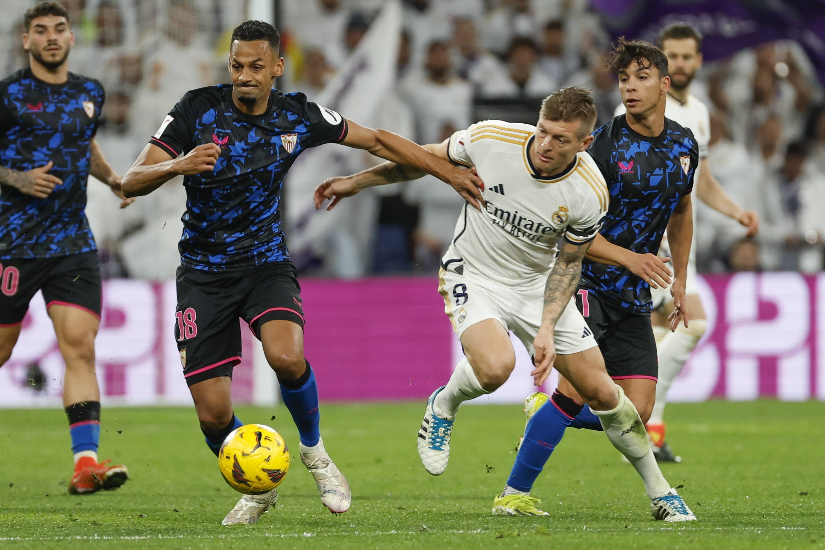 包含塞维利亚主场大胜，士气高涨的词条