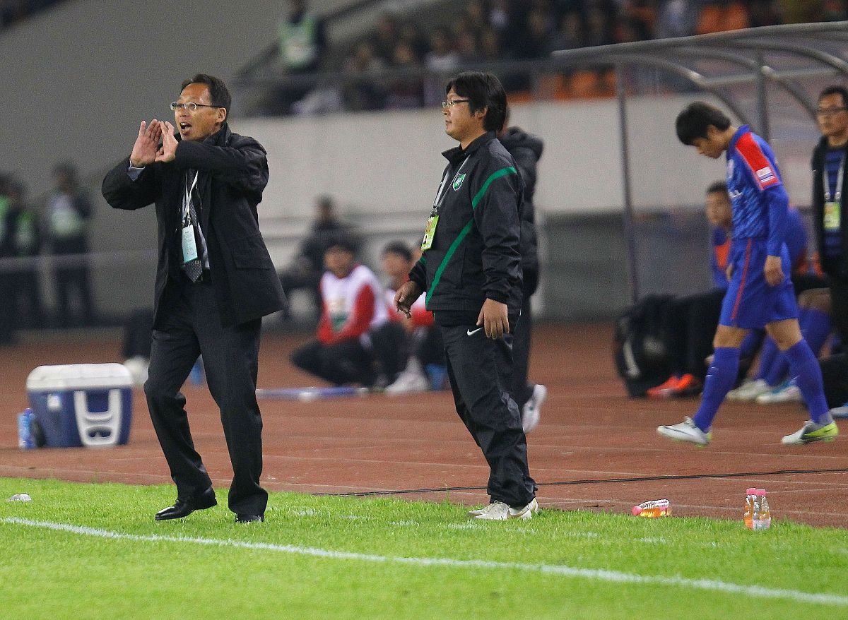 足球比赛的激烈对抗引发球迷狂热