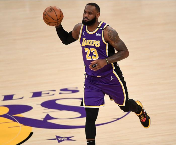 马刺队全面压制黄蜂队,豪取胜利保持势头 马刺队全面压制黄蜂队,豪取胜利保持势头