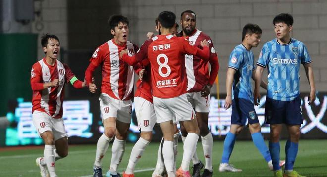 鲁能球员表现出色,队伍士气高涨 鲁能球员表现出色,队伍士气高涨