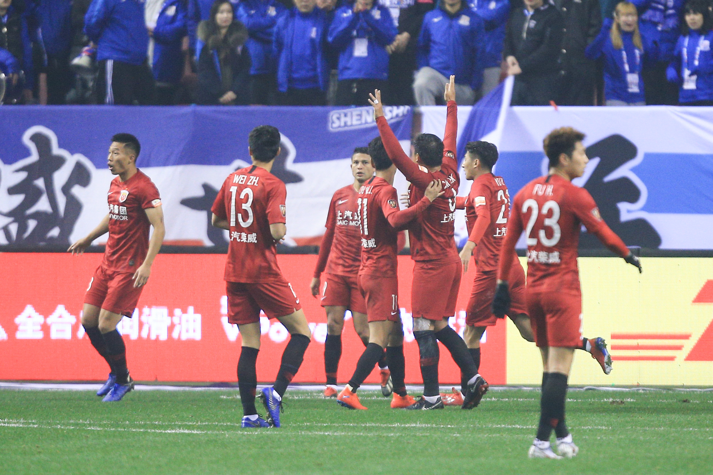 上港中场精妙调度,用速度和技术打破僵局 上港中场精妙调度,用速度和技术打破僵局