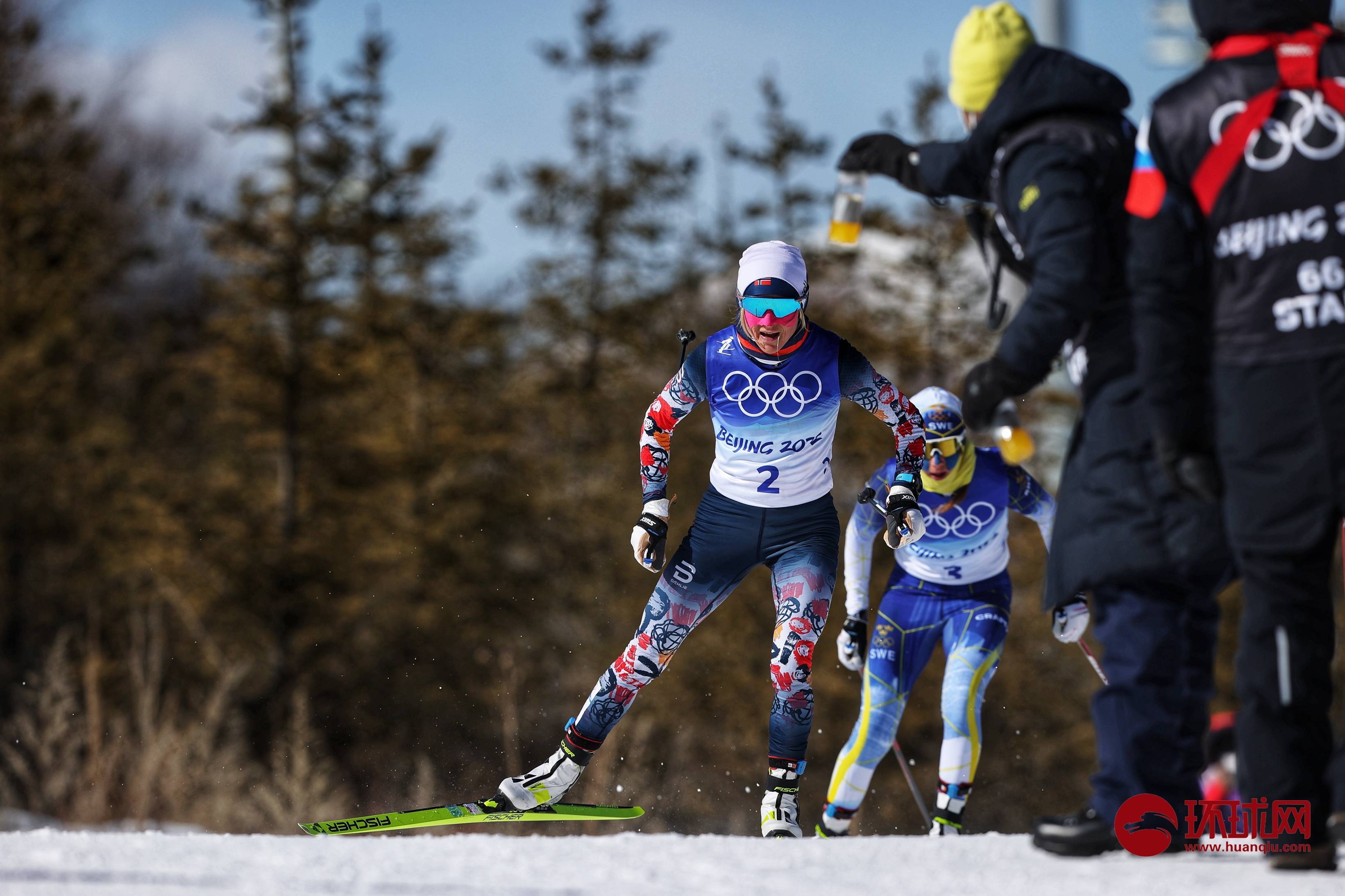 挪威奥运滑雪选手飞驰赛场,速度惊人 挪威奥运滑雪选手飞驰赛场,速度惊人