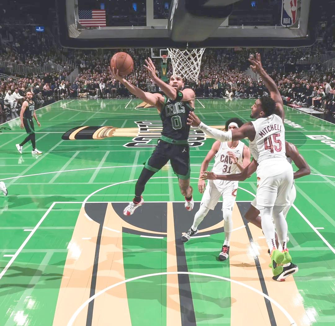 包含篮网主场险胜凯尔特人，抢先东部榜首的词条