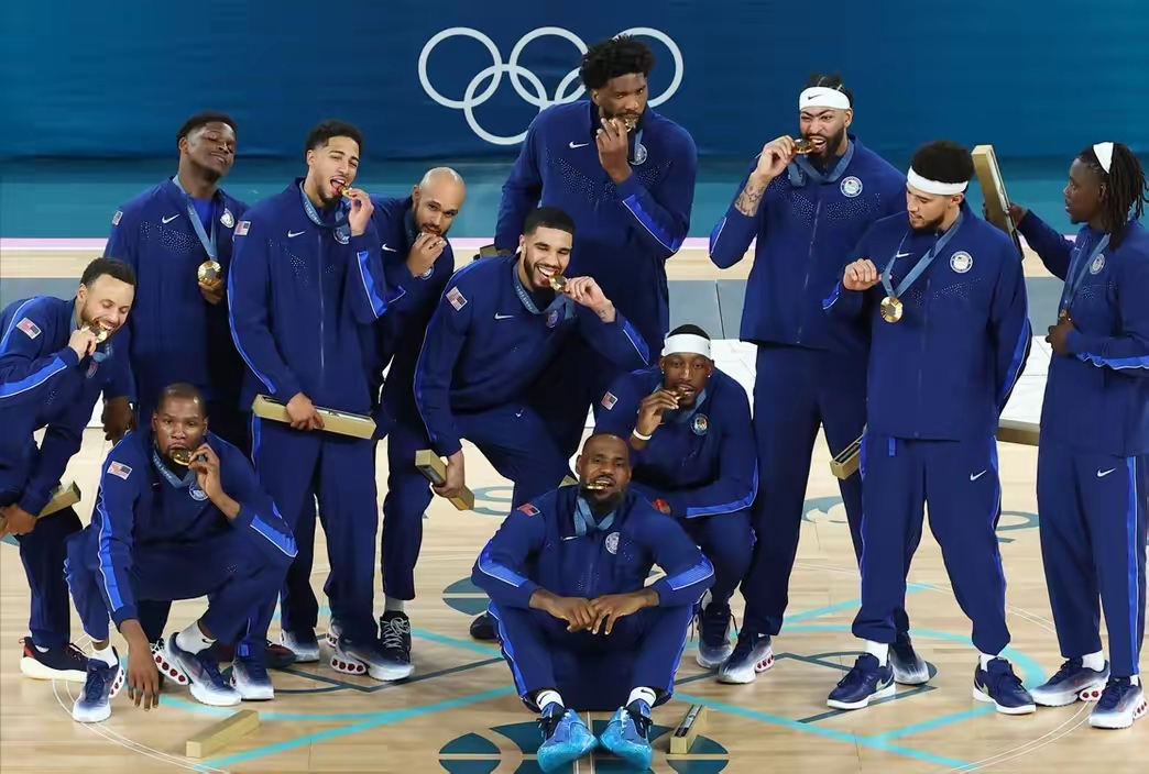 篮球男子半决赛中,美国队取得胜利 篮球男子半决赛中,美国队取得胜利