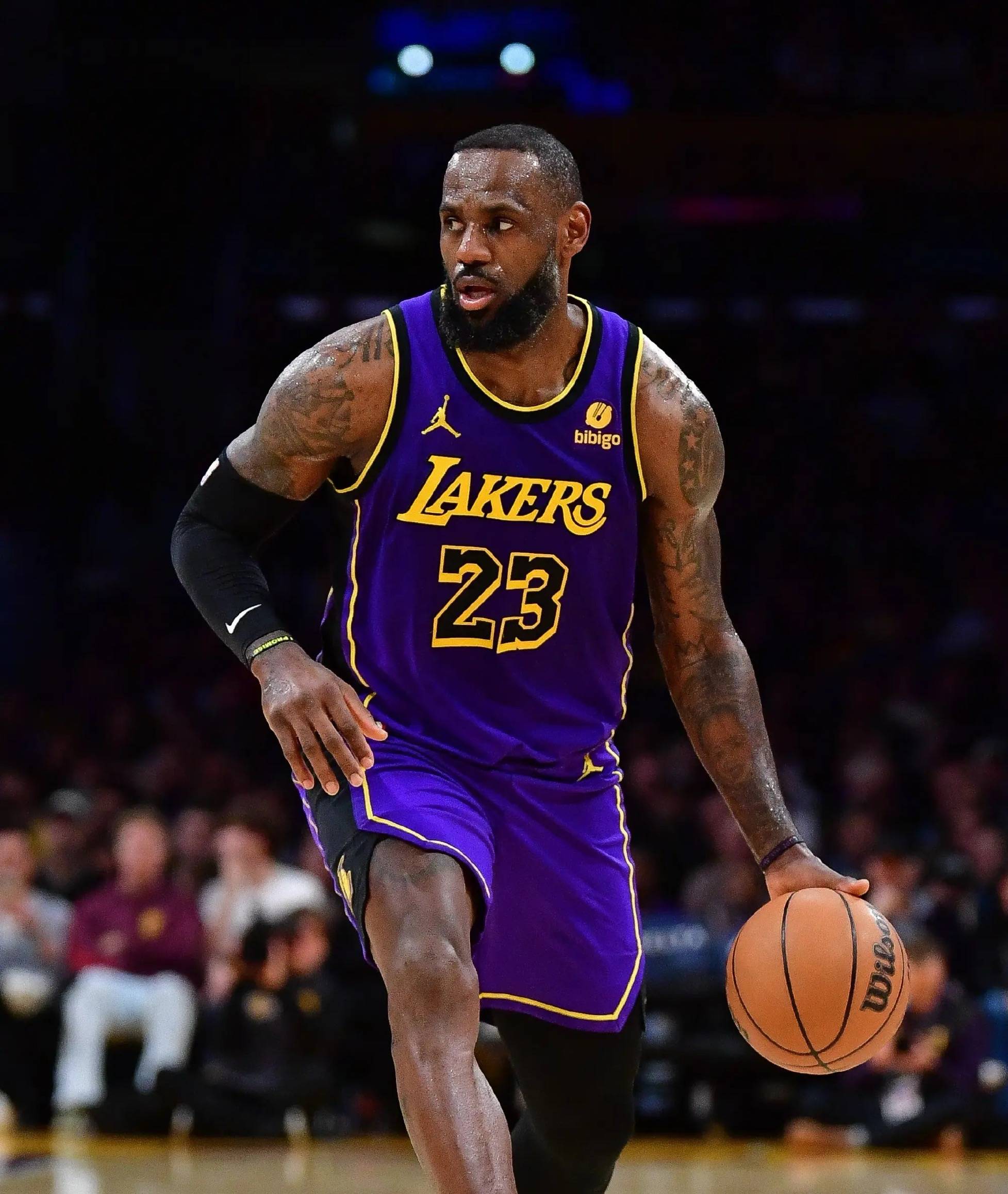 湖人球员詹皇:我们要提高比赛体能才行 湖人球员詹皇:我们要提高比赛体能才行