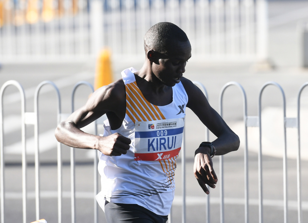 田径比赛中，肯尼亚选手夺得金牌