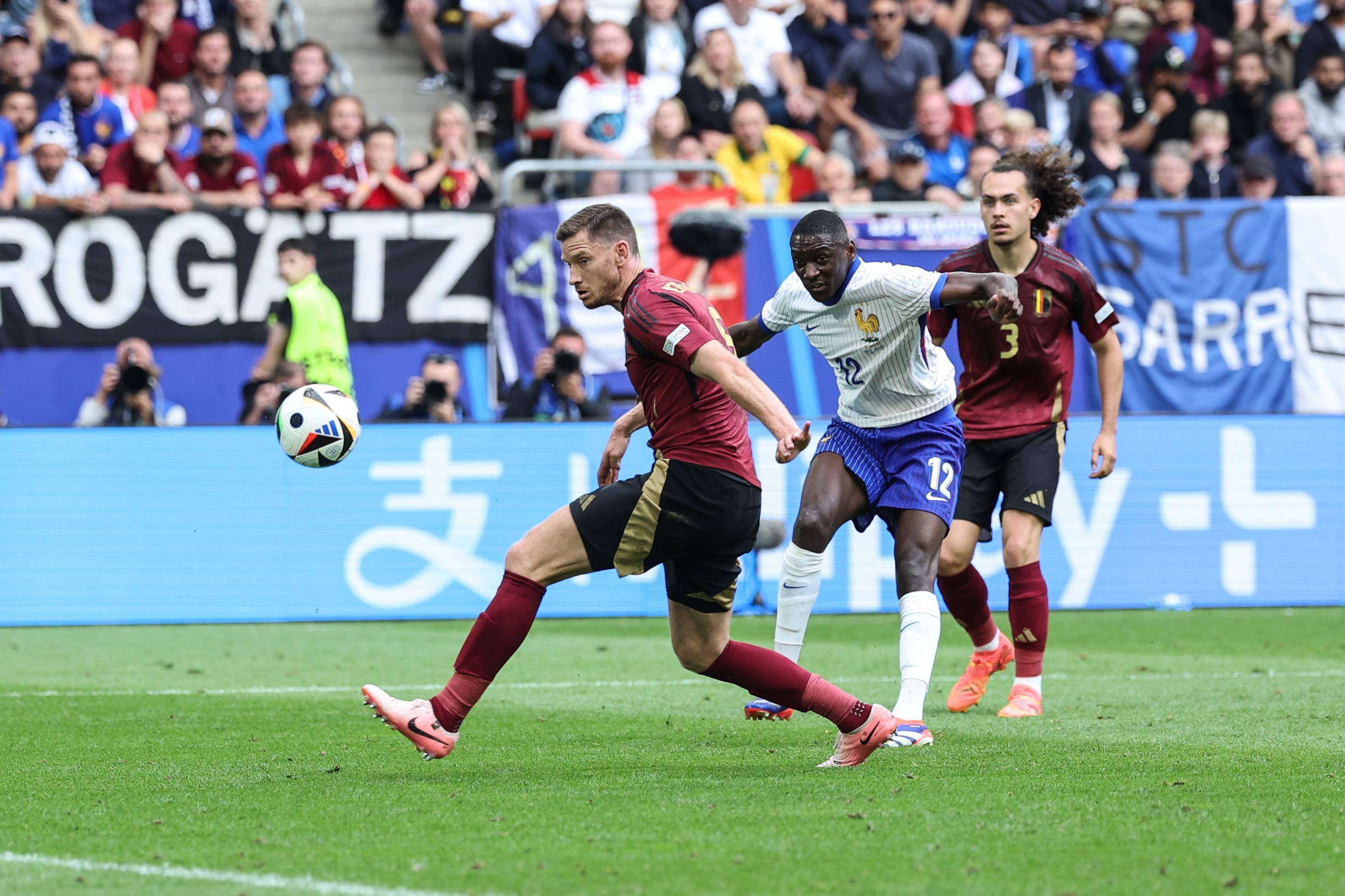 欧国杯场面火爆，球迷热血高涨，期待哪个队伍胜出？