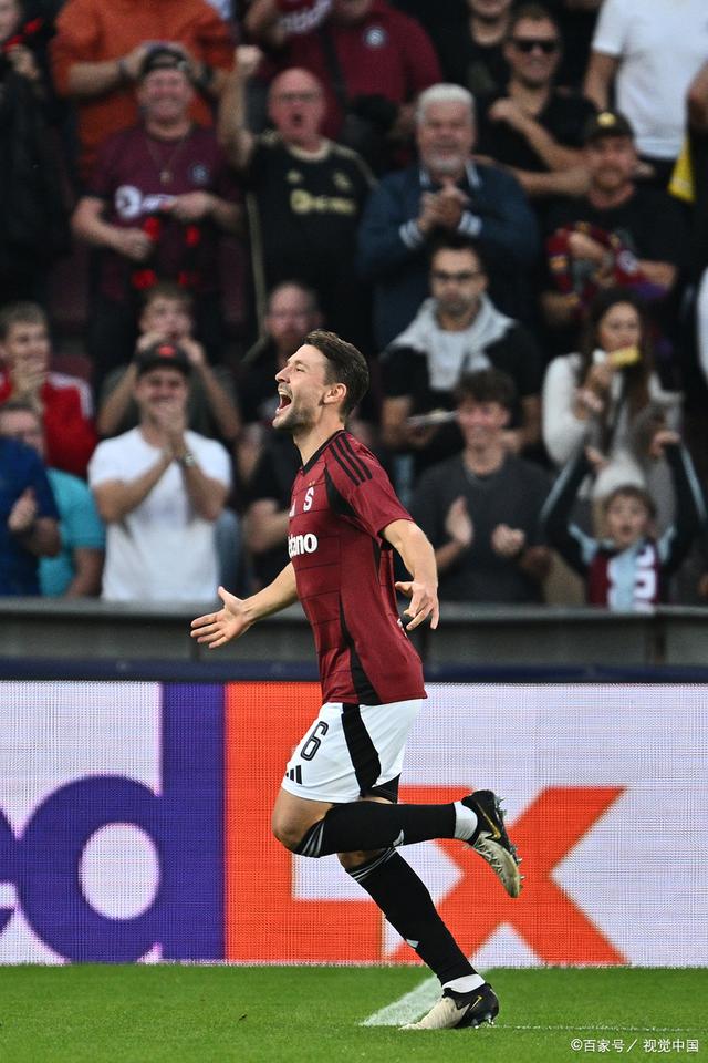 阿贾克斯表现耀眼，力挽狂澜取胜