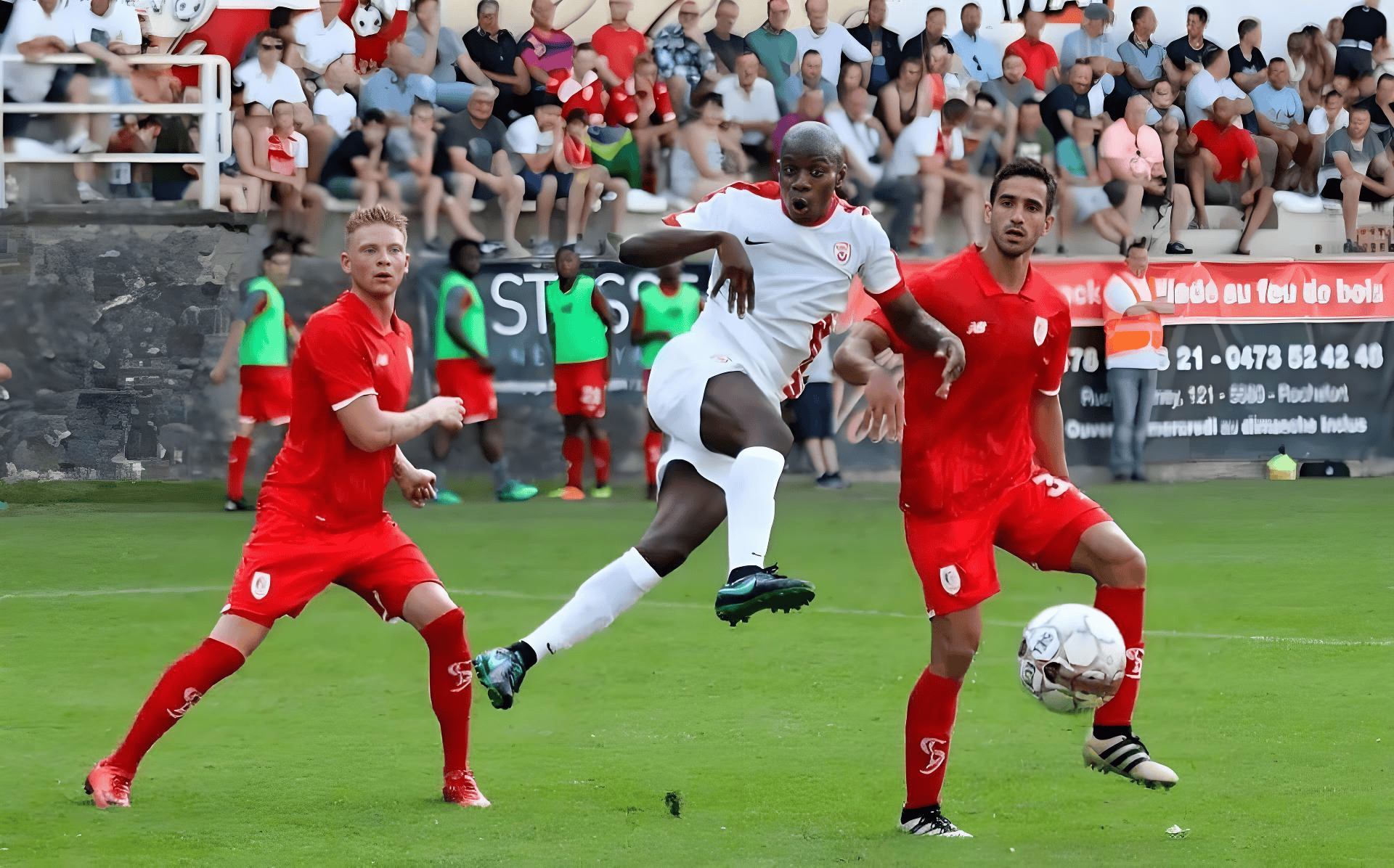 荷甲球队阿贾克斯主场逆转利物浦击败对手 荷甲球队阿贾克斯主场逆转利物浦击败对手
