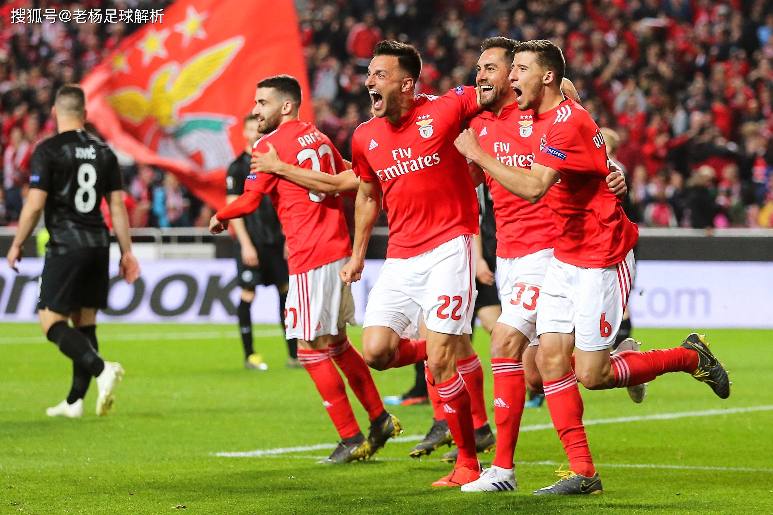 足球联赛冠军争夺战激烈，各队争相攀升的简单介绍