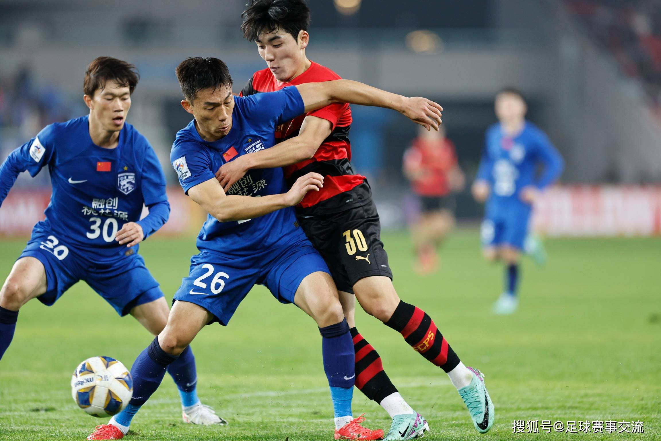 足球联赛冠军争夺战激烈，各队争相攀升的简单介绍