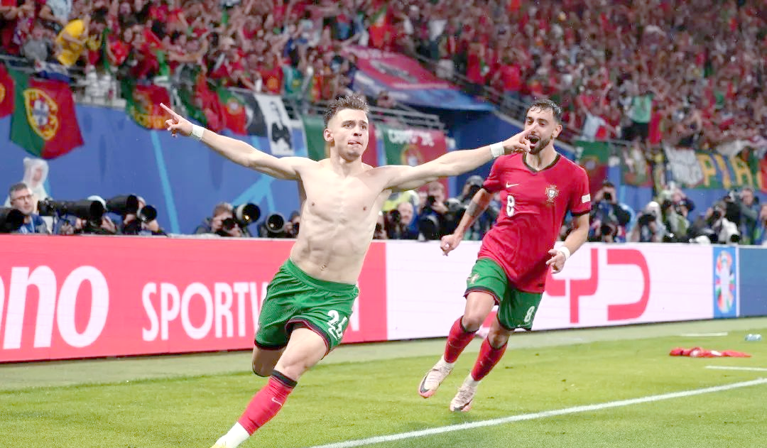 法国横扫土耳其:欧洲杯小组赛三连胜继续领跑