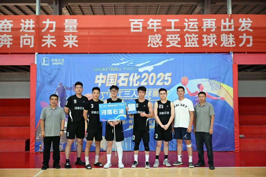 队员斗志昂扬，助力球队在激烈比拼中夺得胜利