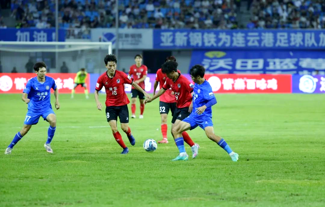 联赛中双方球队激烈对抗赛场火爆 联赛中双方球队激烈对抗赛场火爆