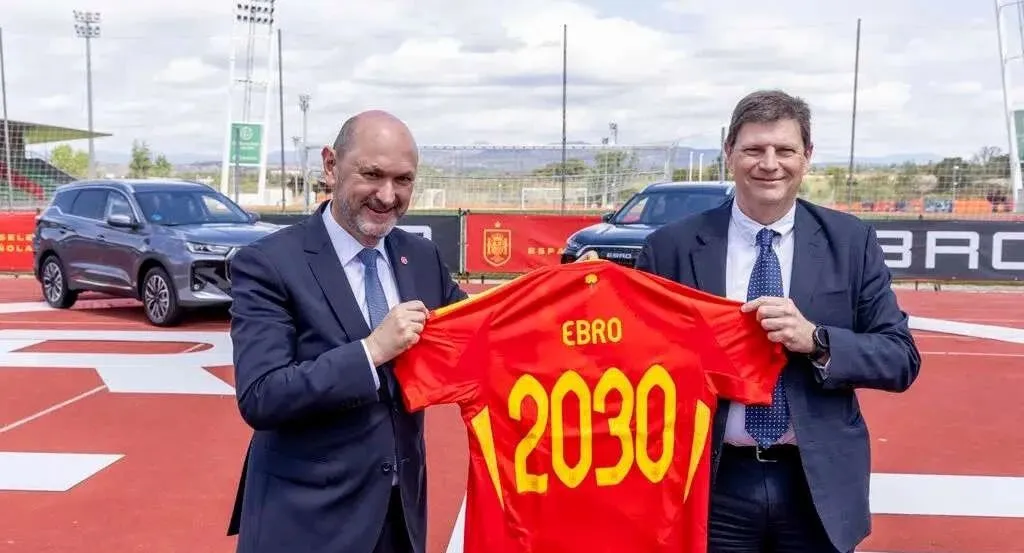 足球队签约新赞助商,为未来发展增添动力 足球队签约新赞助商,为未来发展增添动力