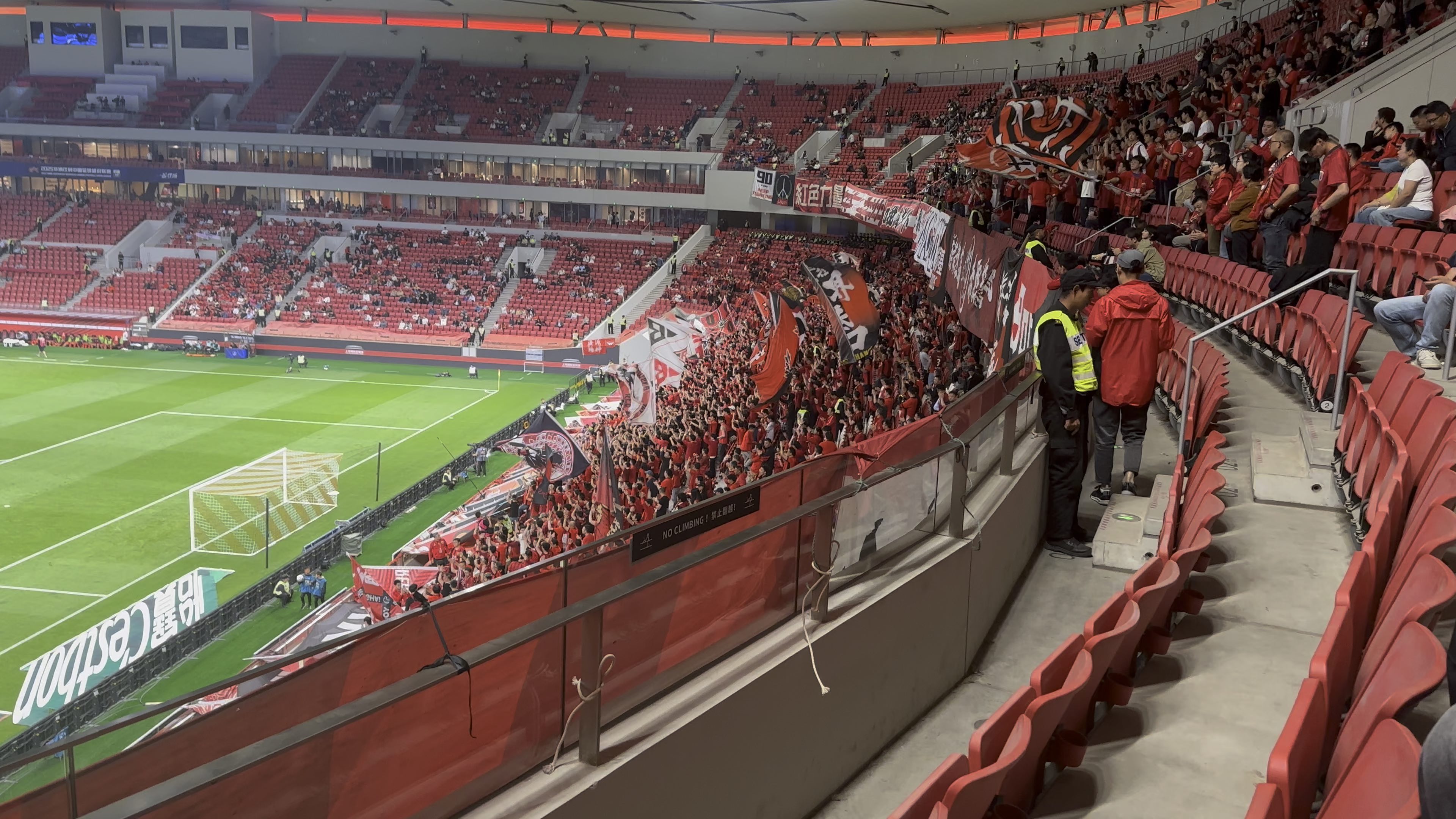 包含精彩比赛引发球迷狂热,球场气氛空前火爆的词条 包含精彩比赛引发球迷狂热,球场气氛空前火爆的词条