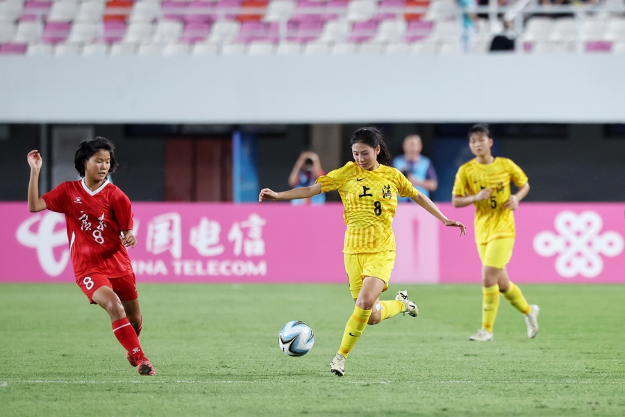 关于中国女足比赛的背后，有着球员们坚强执着的努力和拼搏的信息