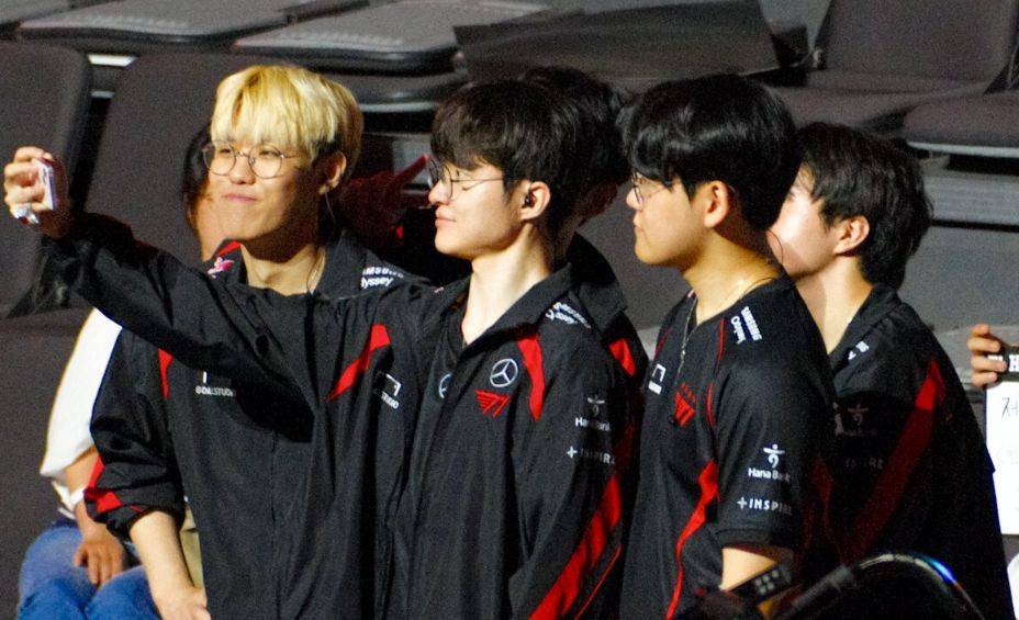 包含100T鏖战BLG，Gumayusi极限生还后反打宿敌对决淘汰赛，锁定晋级资格的词条