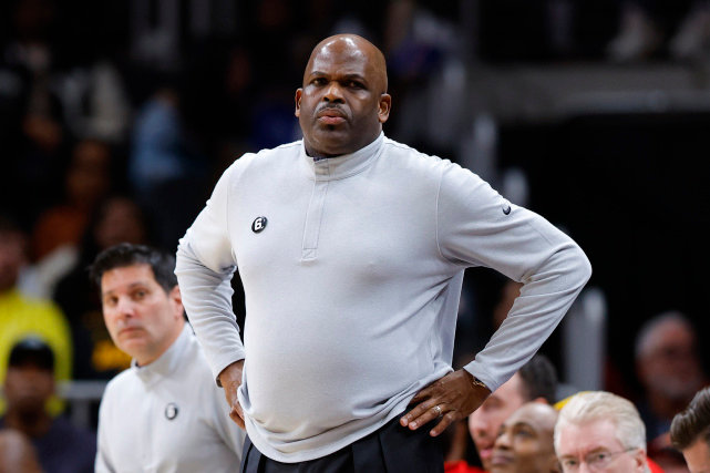 包含老鹰队战绩不佳，教练组加强训练的词条