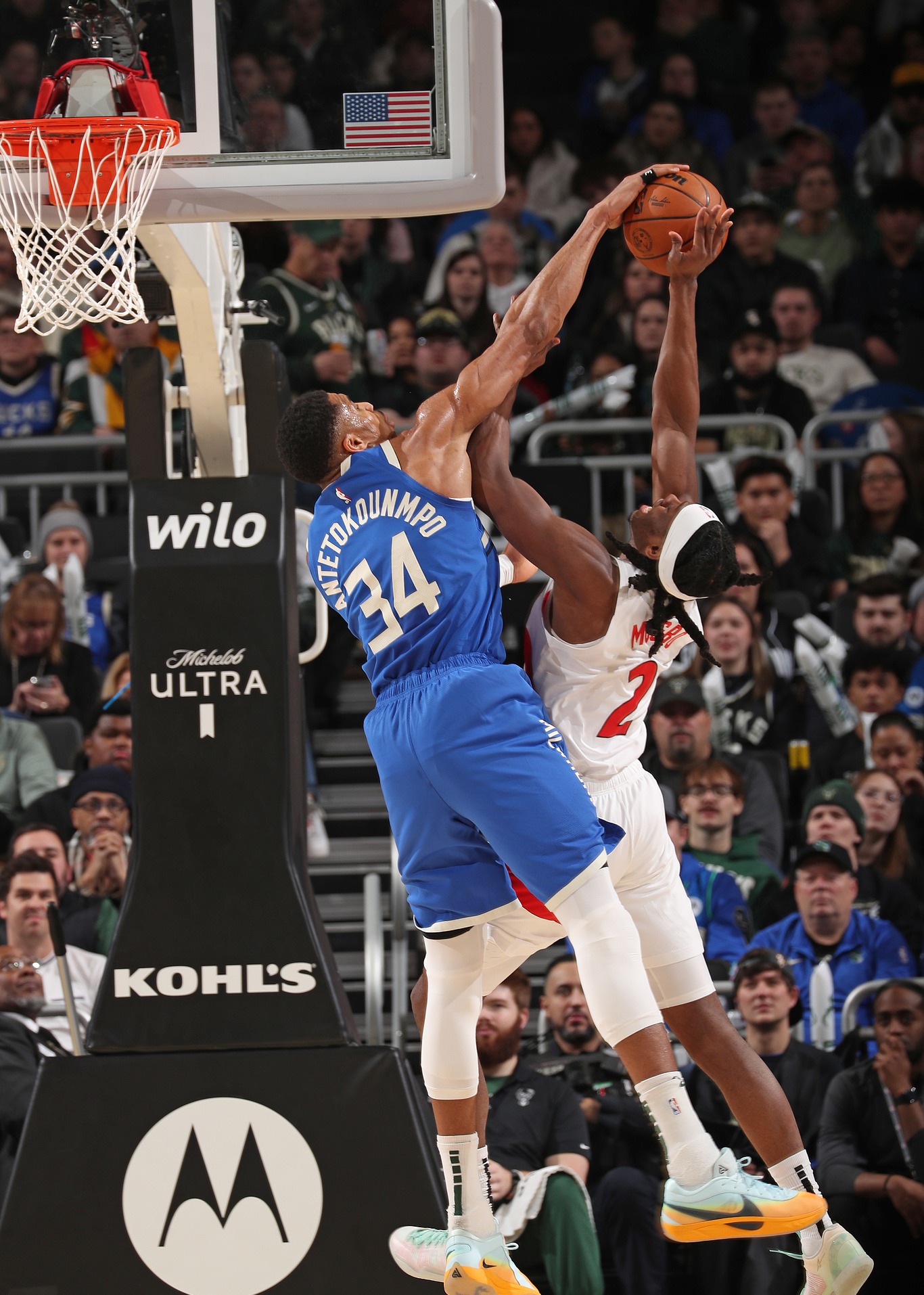 雄鹿队大胜猛龙,晋级东部决赛 雄鹿队大胜猛龙,晋级东部决赛