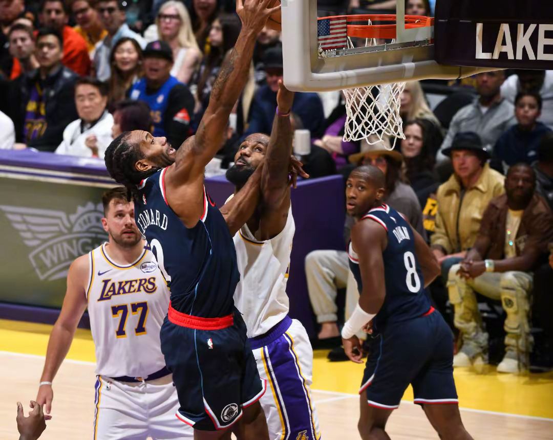 詹姆斯带领湖人队逆转战胜快船队 詹姆斯带领湖人队逆转战胜快船队