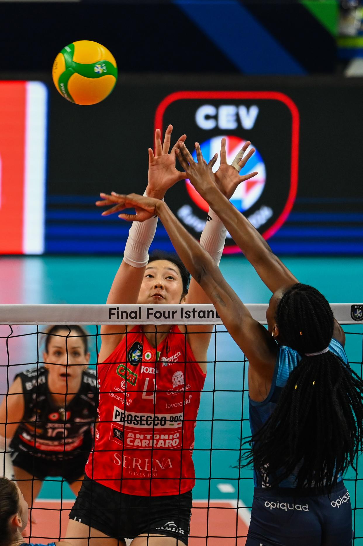 排球比赛关键时刻,金牌终于胜出 排球比赛关键时刻,金牌终于胜出