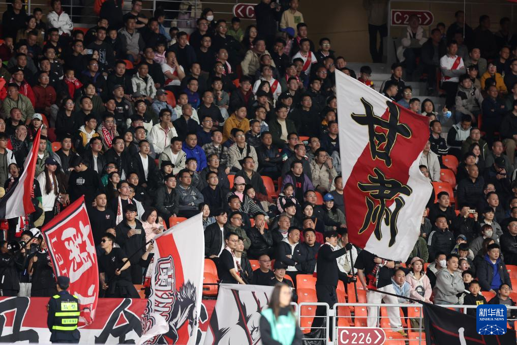 冠军争夺战开幕,球迷热情助威 冠军争夺战开幕,球迷热情助威