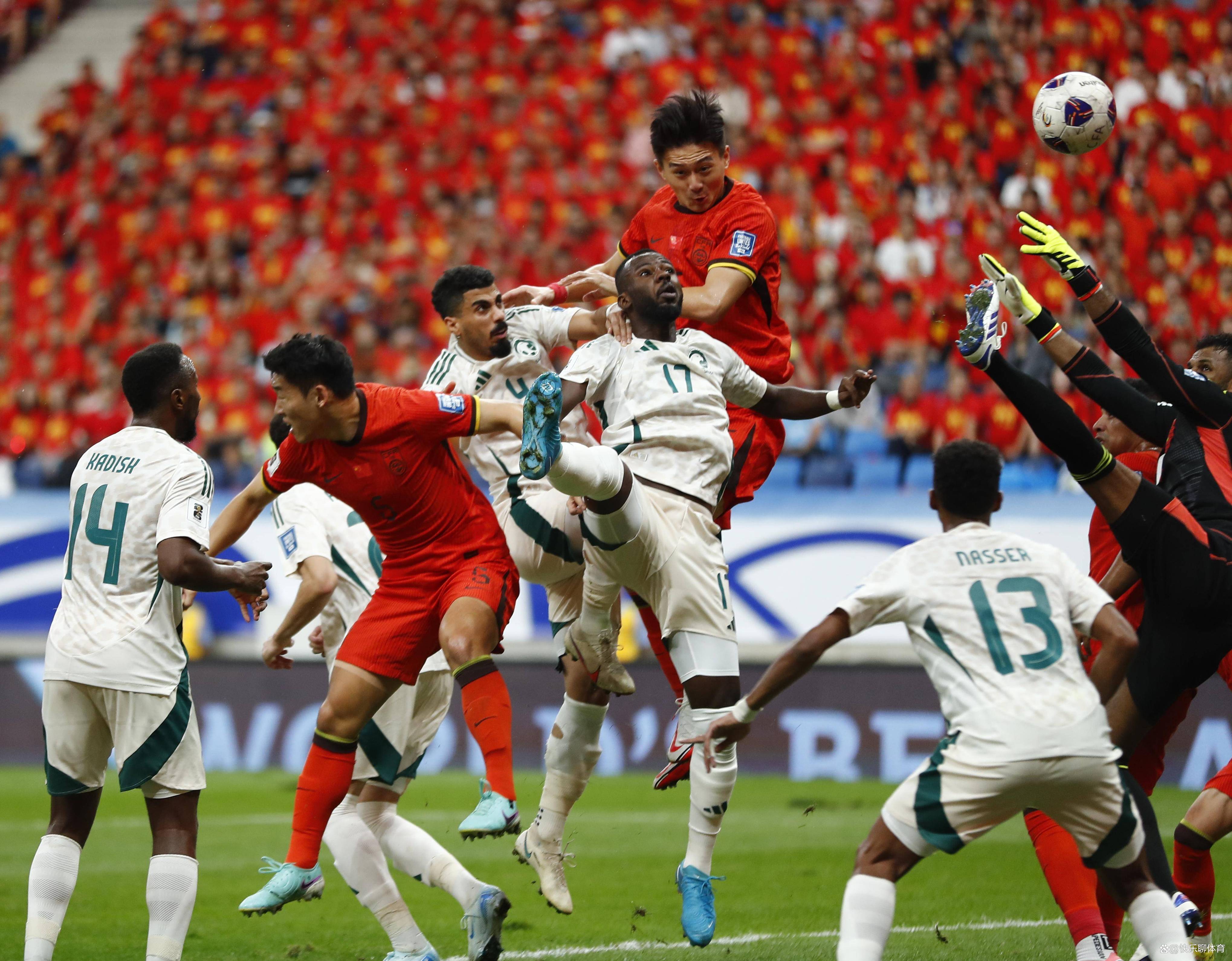 球队在比赛中奋勇拼搏争夺胜利