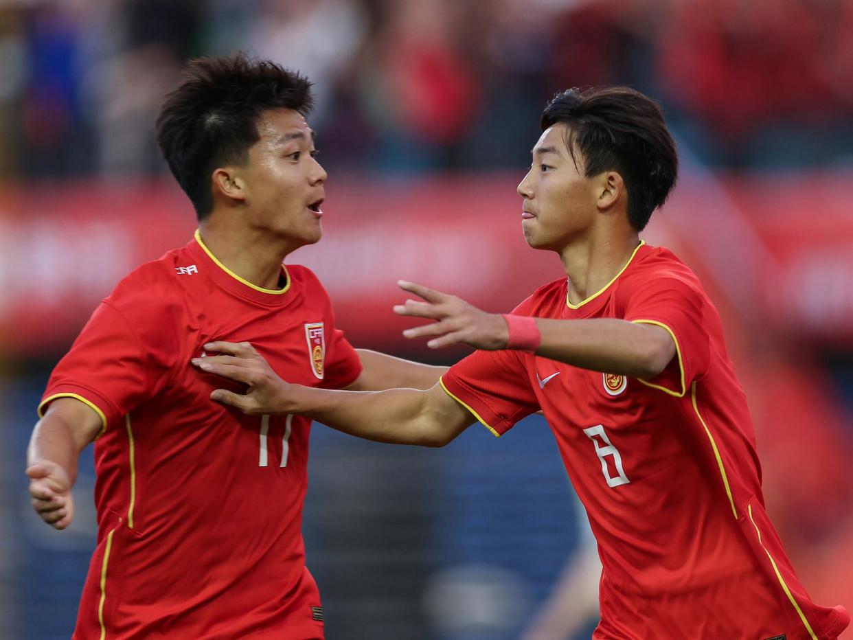 球队在比赛中奋勇拼搏争夺胜利