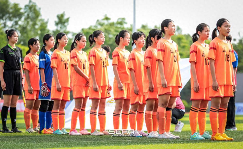 足球联赛中的拼搏精神赢得赞誉