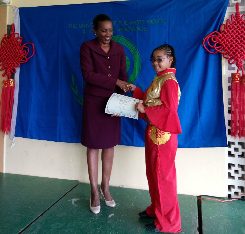 巴巴多斯冲刺全力，赢得掌声