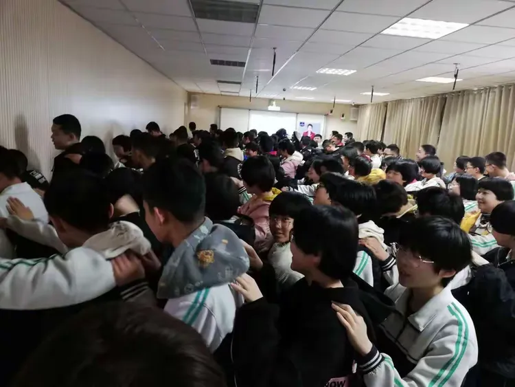 巴巴多斯冲刺全力，赢得掌声