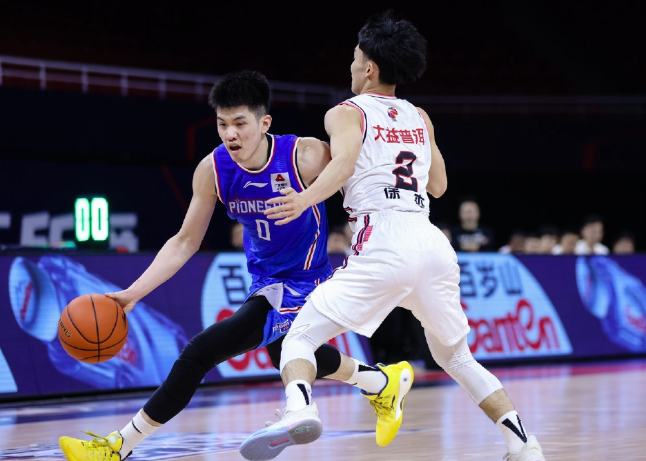 陈沁涵连中关键球，带领上海男篮取胜