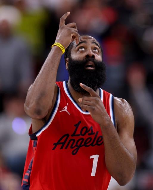 火箭重挫太阳,哈登大老远击穿三分,展现超强状态 火箭重挫太阳,哈登大老远击穿三分,展现超强状态