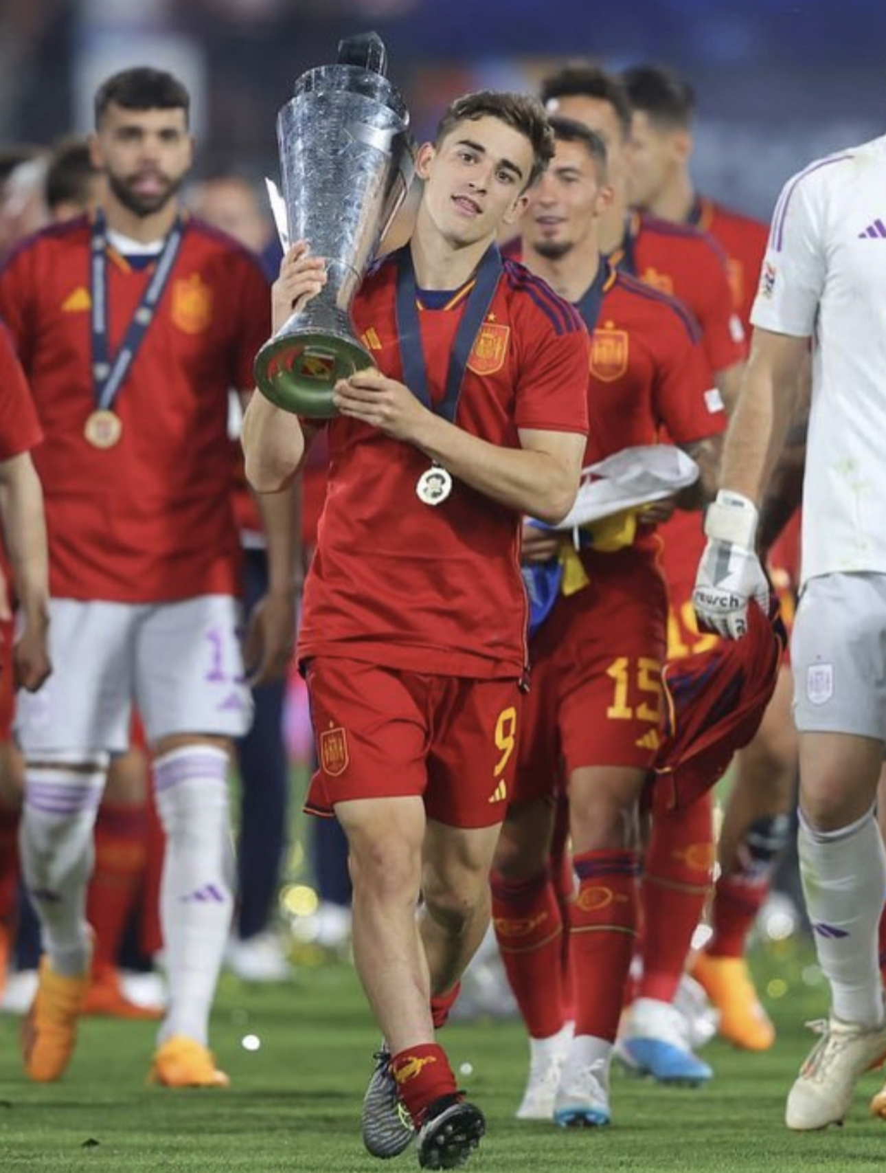 关于西班牙完胜葡萄牙,加维高光表现的信息 关于西班牙完胜葡萄牙,加维高光表现的信息