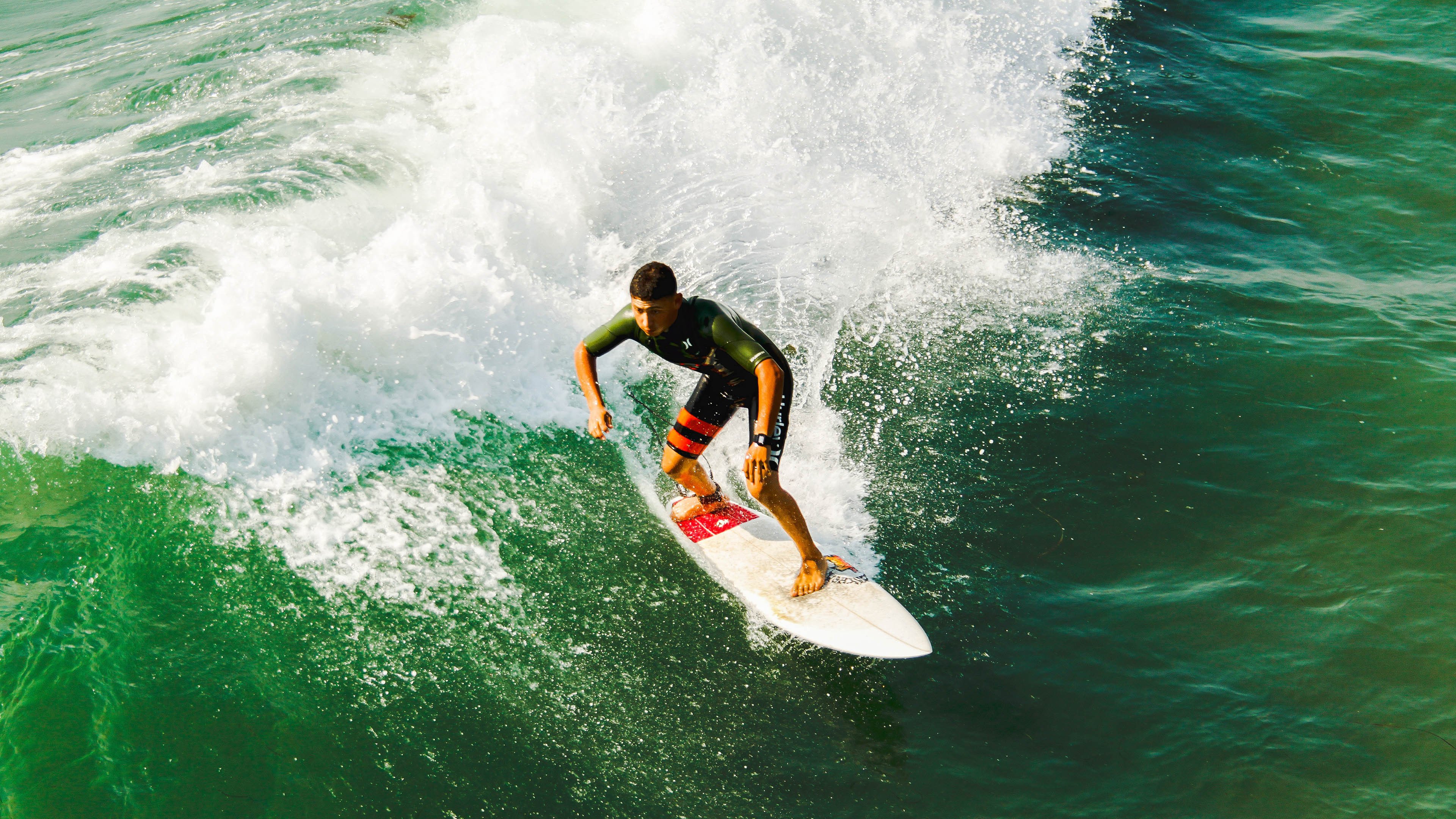 绿茵烽火燃珠江，南粤雄狮欧冠级对决强势驯牛