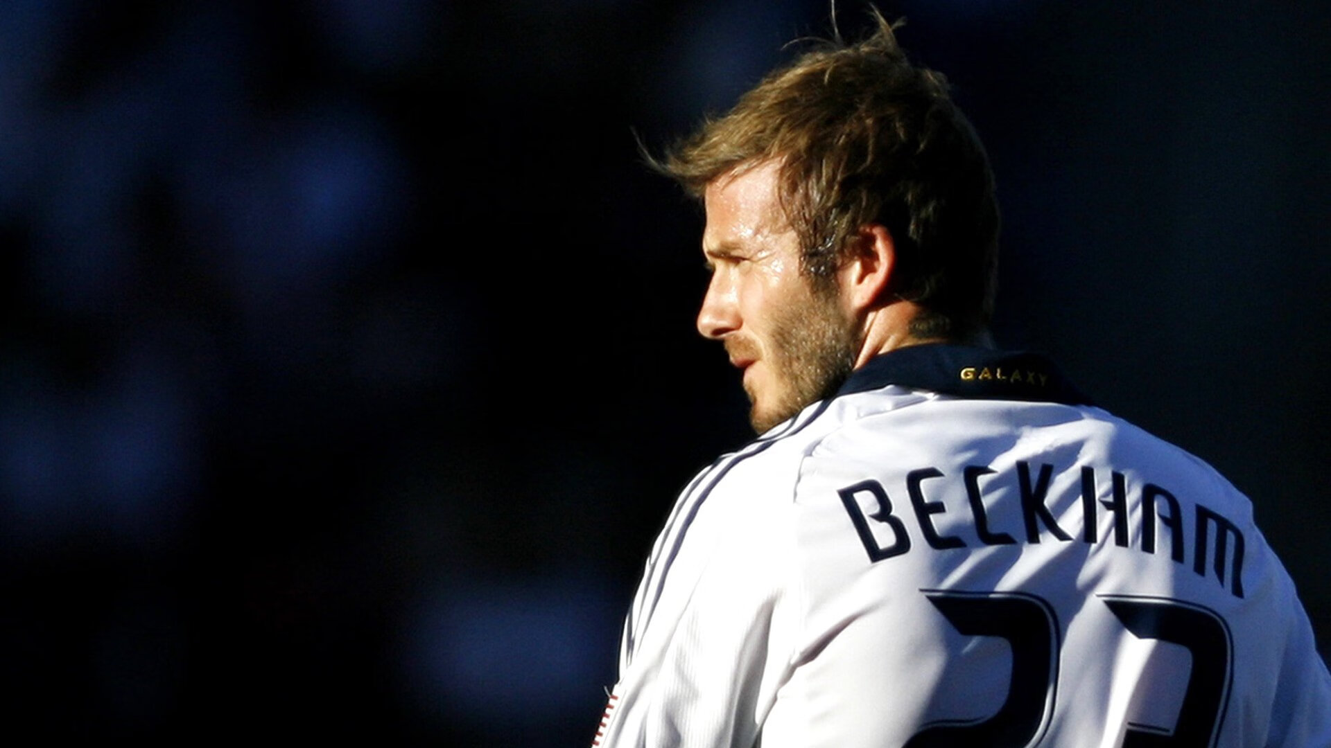 悲喜两极,同一夜晚,威尔士险胜的狂喜与加维接管比赛的锐利