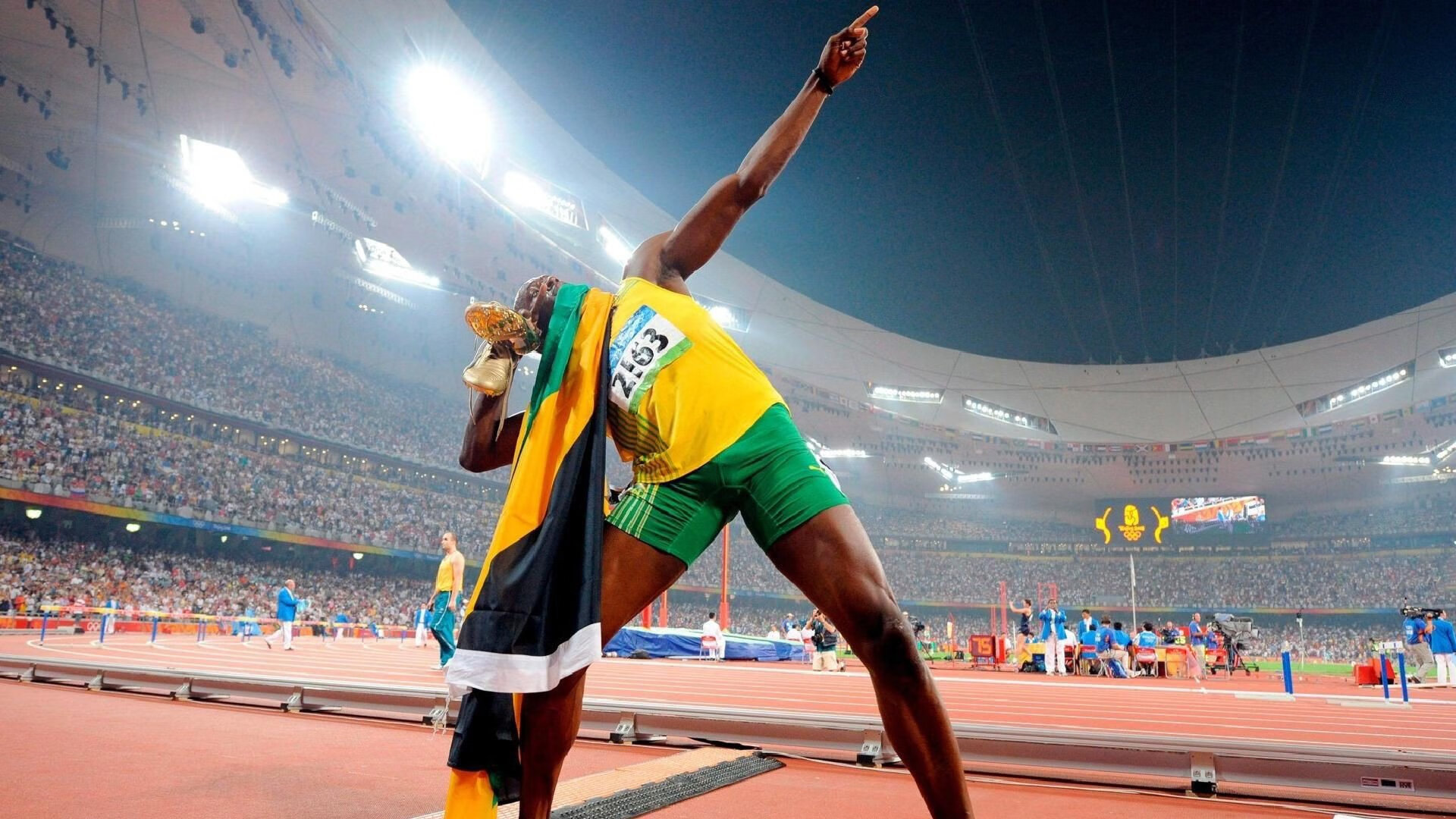 凌晨三点的城市,仿佛沉入了一潭浓墨。唯有一扇扇零星的窗,是这墨色里无声燃烧的焦痕。此刻,文明世界的某根隐秘神经被同一道电流击穿—那是来自伊比利亚半岛的风暴呼啸,是欧洲冠军联赛淘汰赛,生死一瞬的惊雷